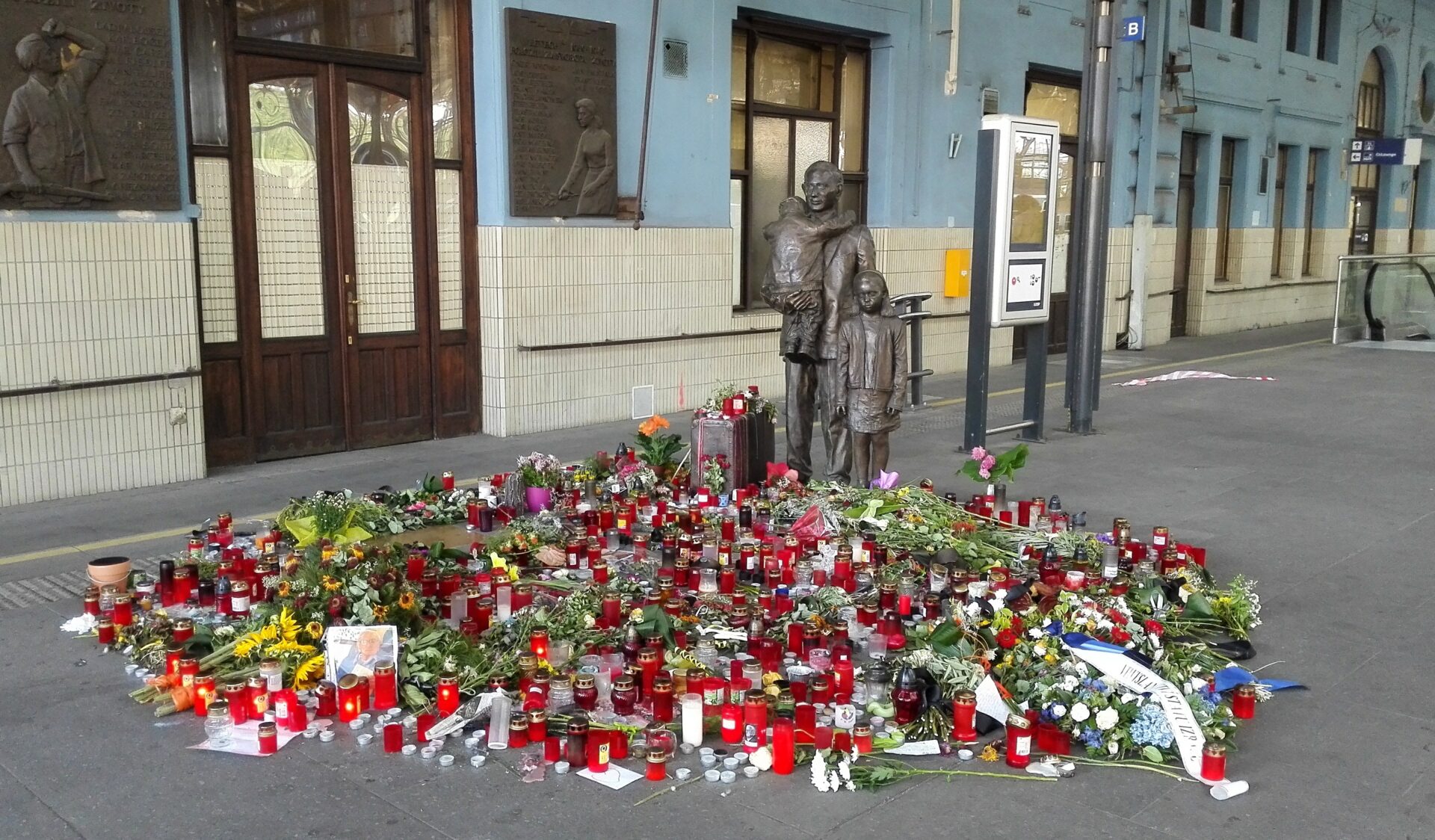 Saving Lives in the Face of Danger: The Remarkable Story of Sir Nicholas Winton